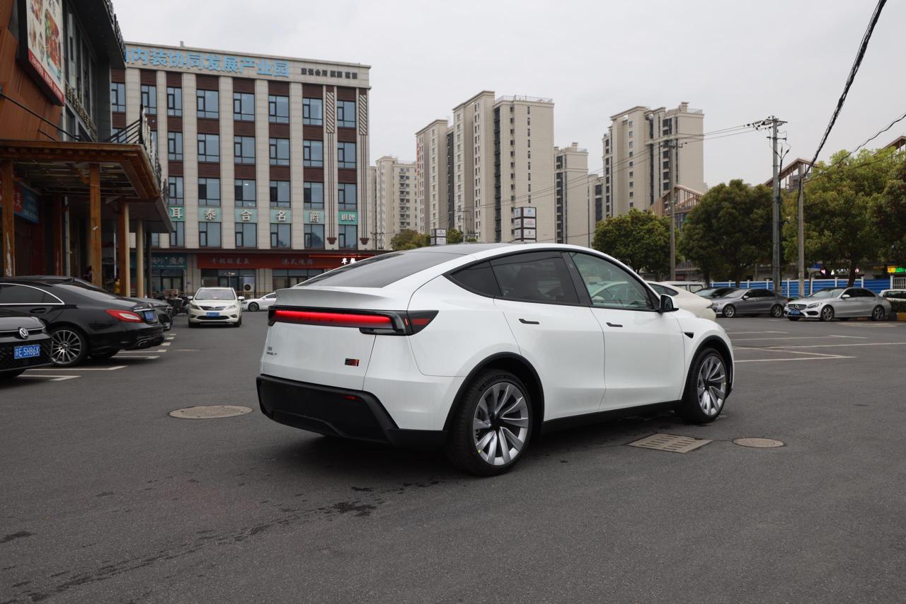 
								Tesla Model Y 2025 Long Range full									