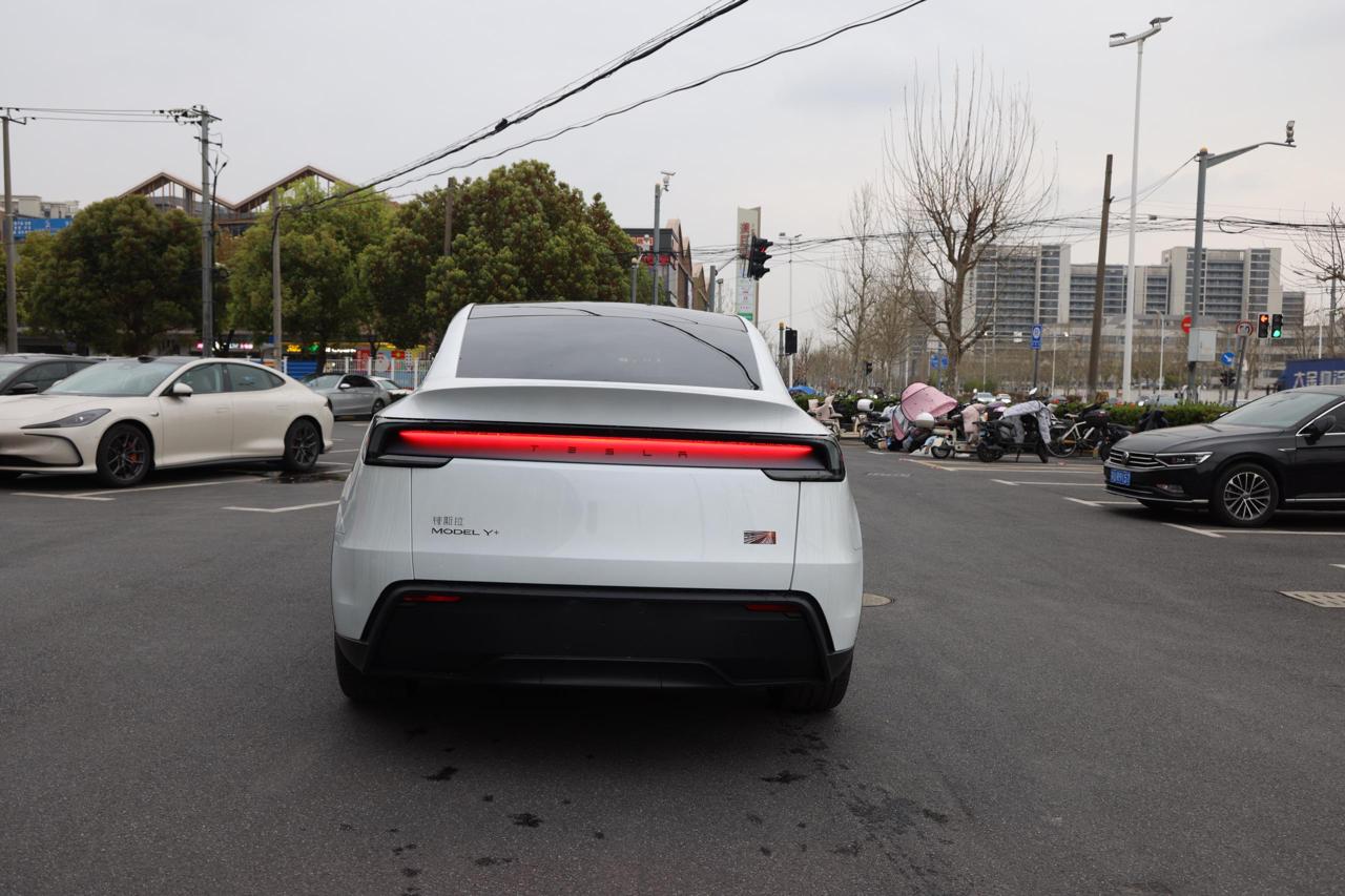 
								Tesla Model Y 2025 Long Range full									