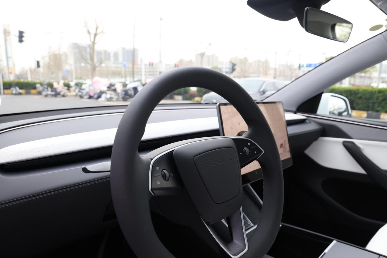 
								Tesla Model Y 2025 Long Range full									