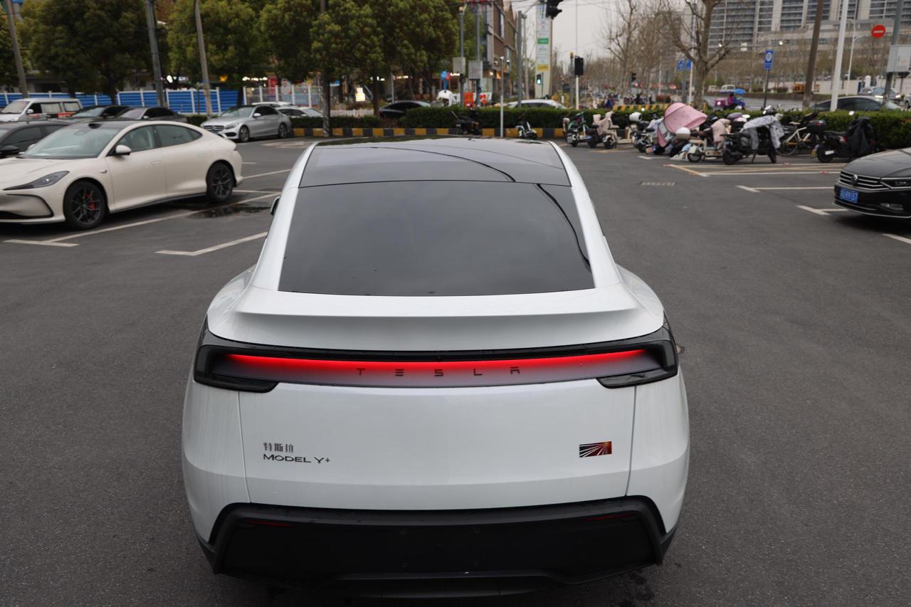 
								Tesla Model Y 2025 Long Range full									