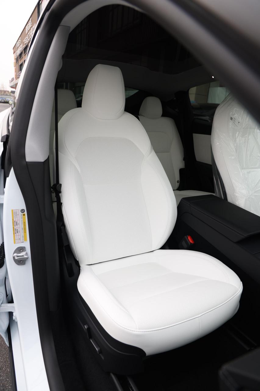 
								Tesla Model Y 2025 Long Range full									
