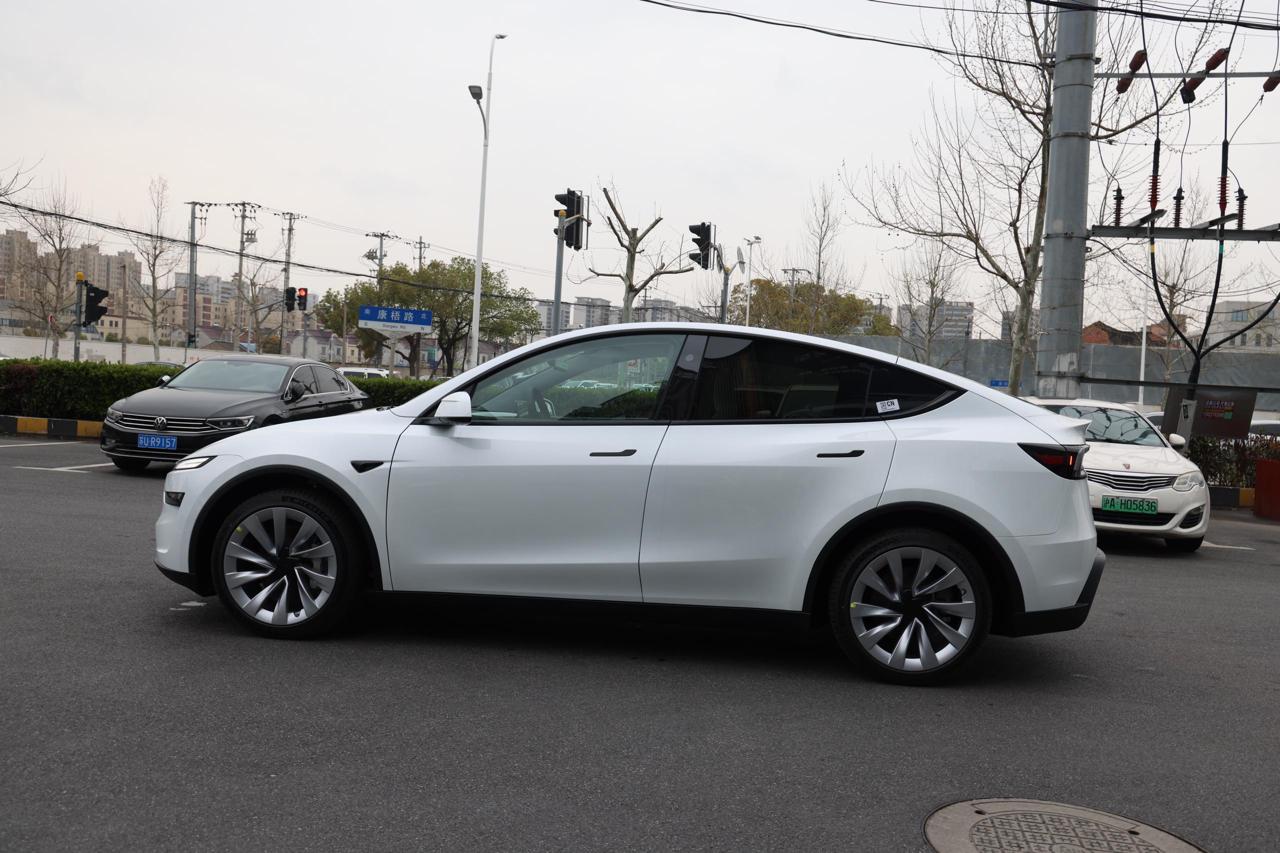 
								Tesla Model Y 2025 Long Range full									