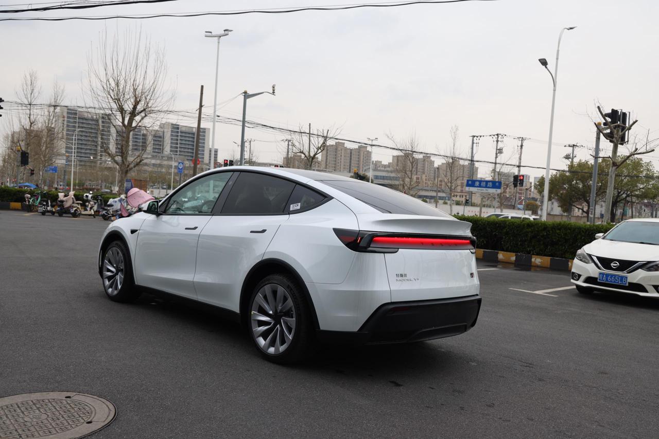 
								Tesla Model Y 2025 Long Range full									