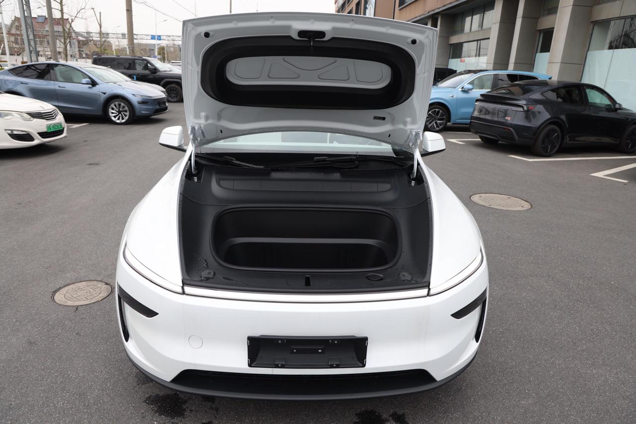 
								Tesla Model Y 2025 Long Range full									