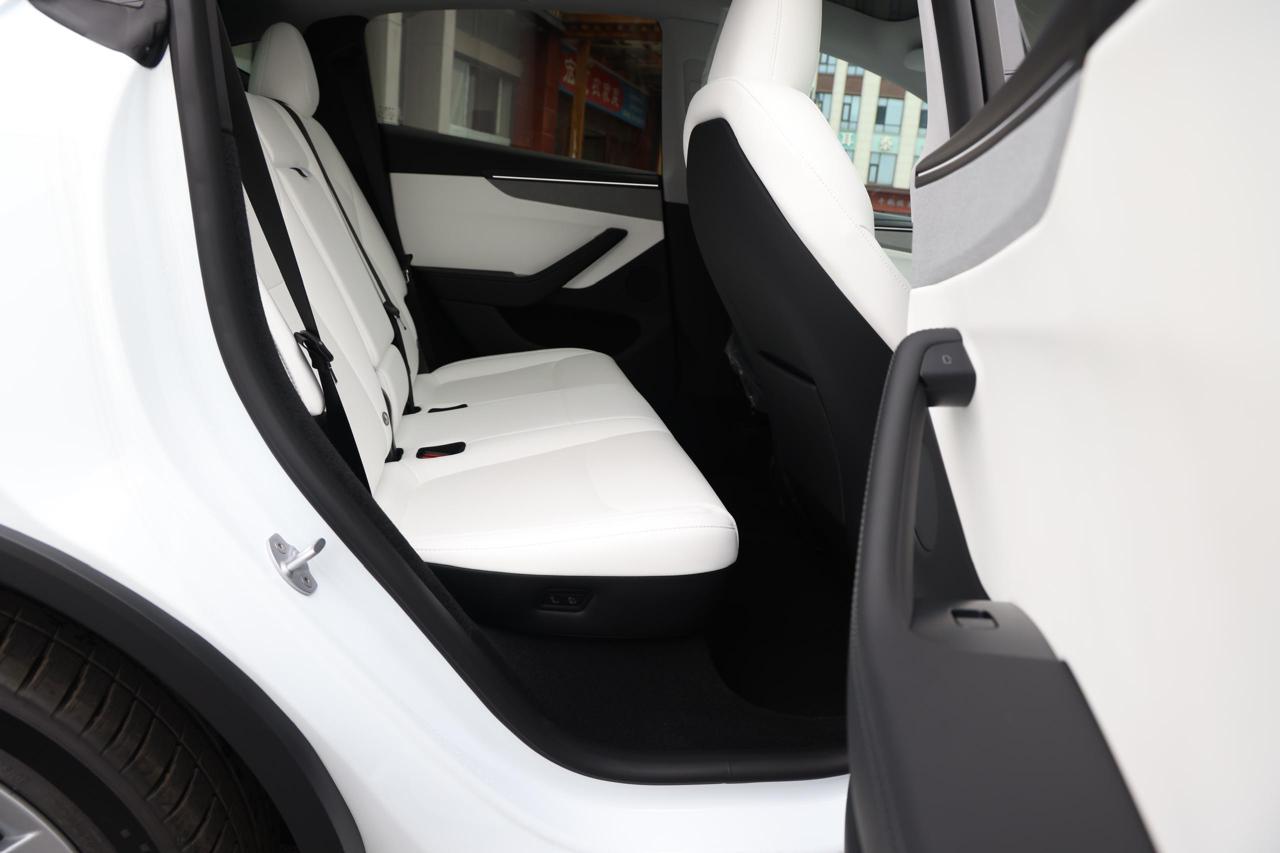 
								Tesla Model Y 2025 Long Range full									