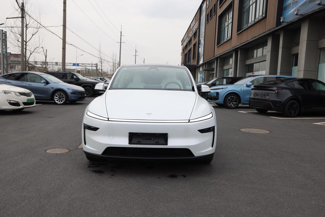 
								Tesla Model Y 2025 Long Range full									