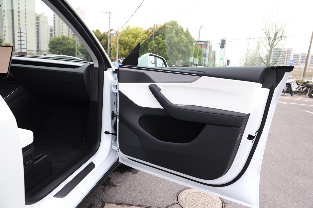 
								Tesla Model Y 2025 Long Range full									
