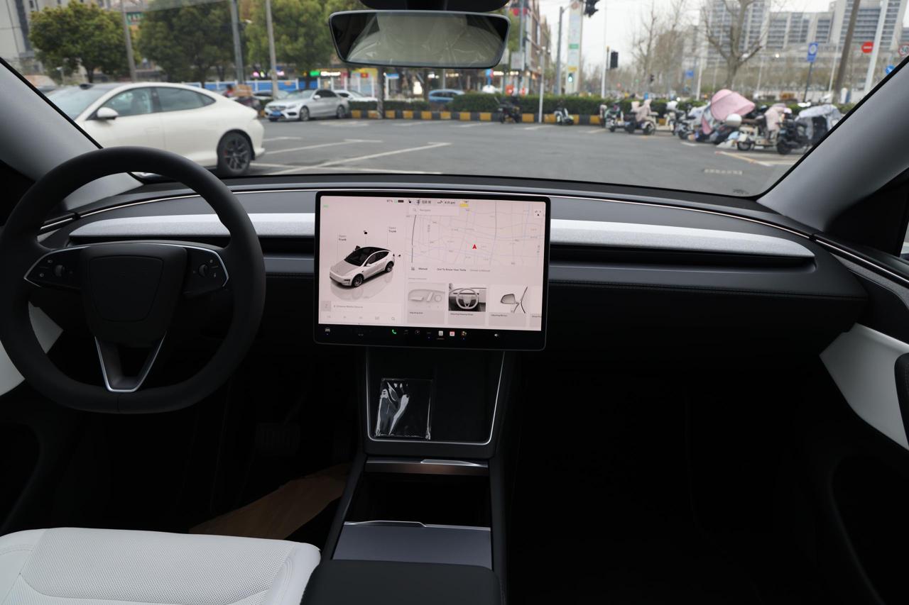 
								Tesla Model Y 2025 Long Range full									