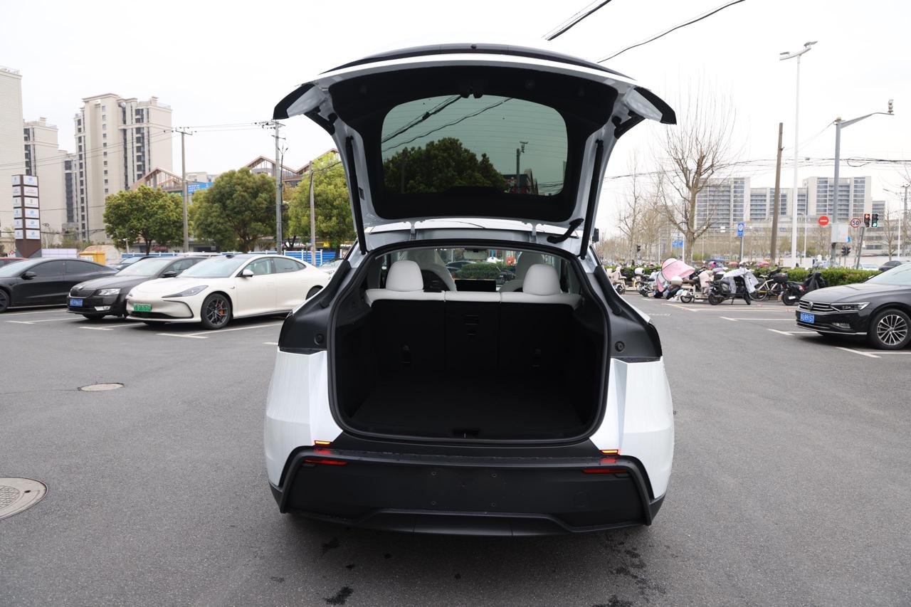 
								Tesla Model Y 2025 Long Range full									
