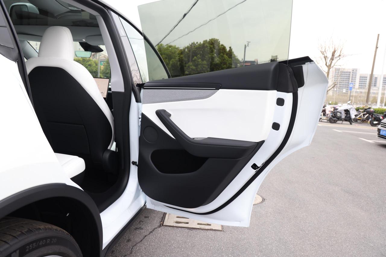 
								Tesla Model Y 2025 Long Range full									