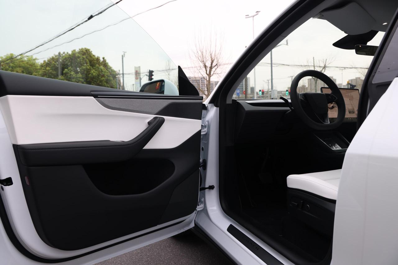 
								Tesla Model Y 2025 Long Range full									