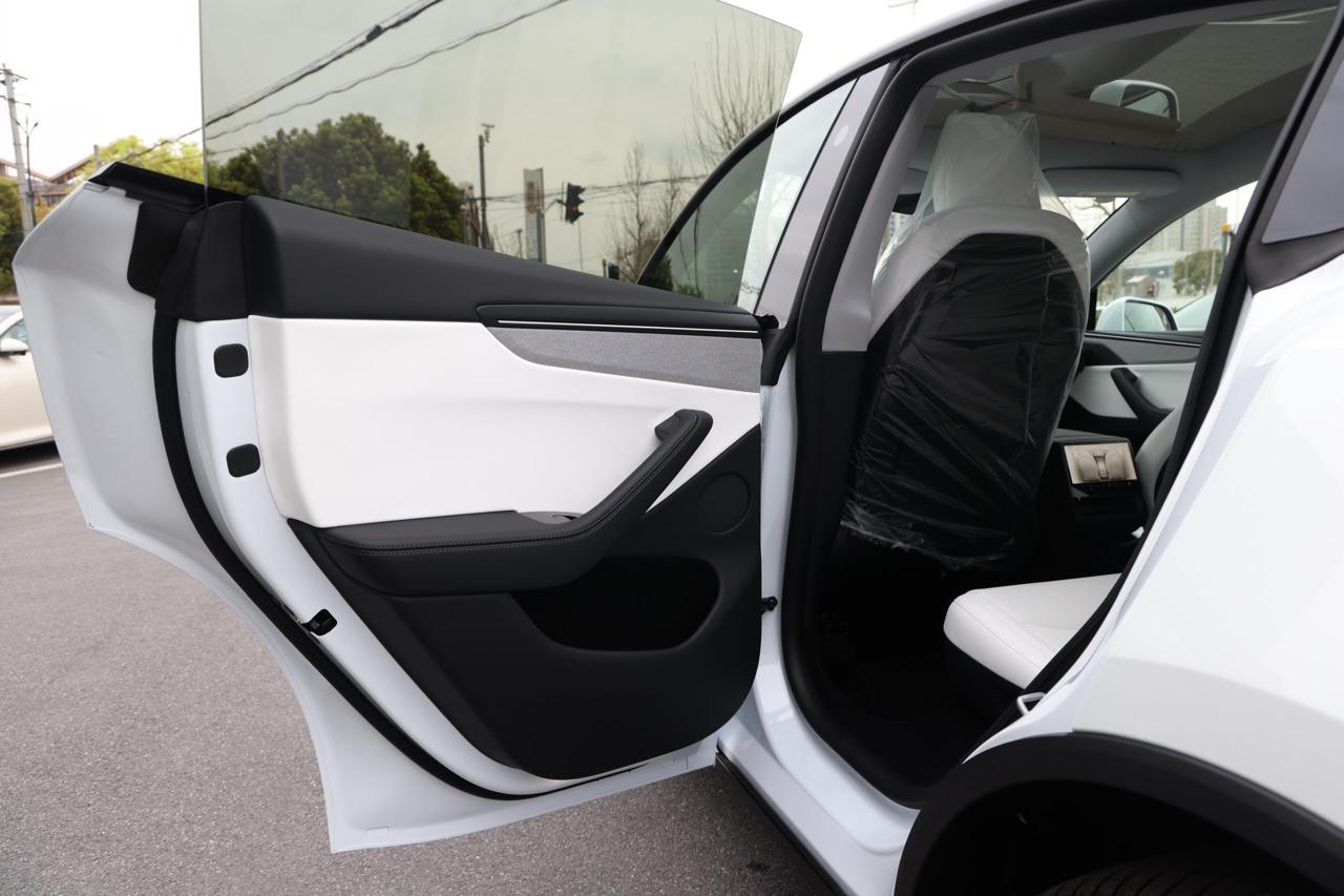 
								Tesla Model Y 2025 Long Range full									