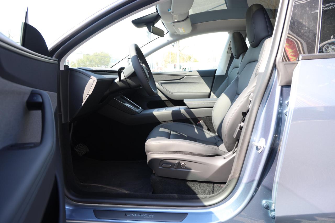 
								Tesla Model Y 2025 Standard Range plus full									