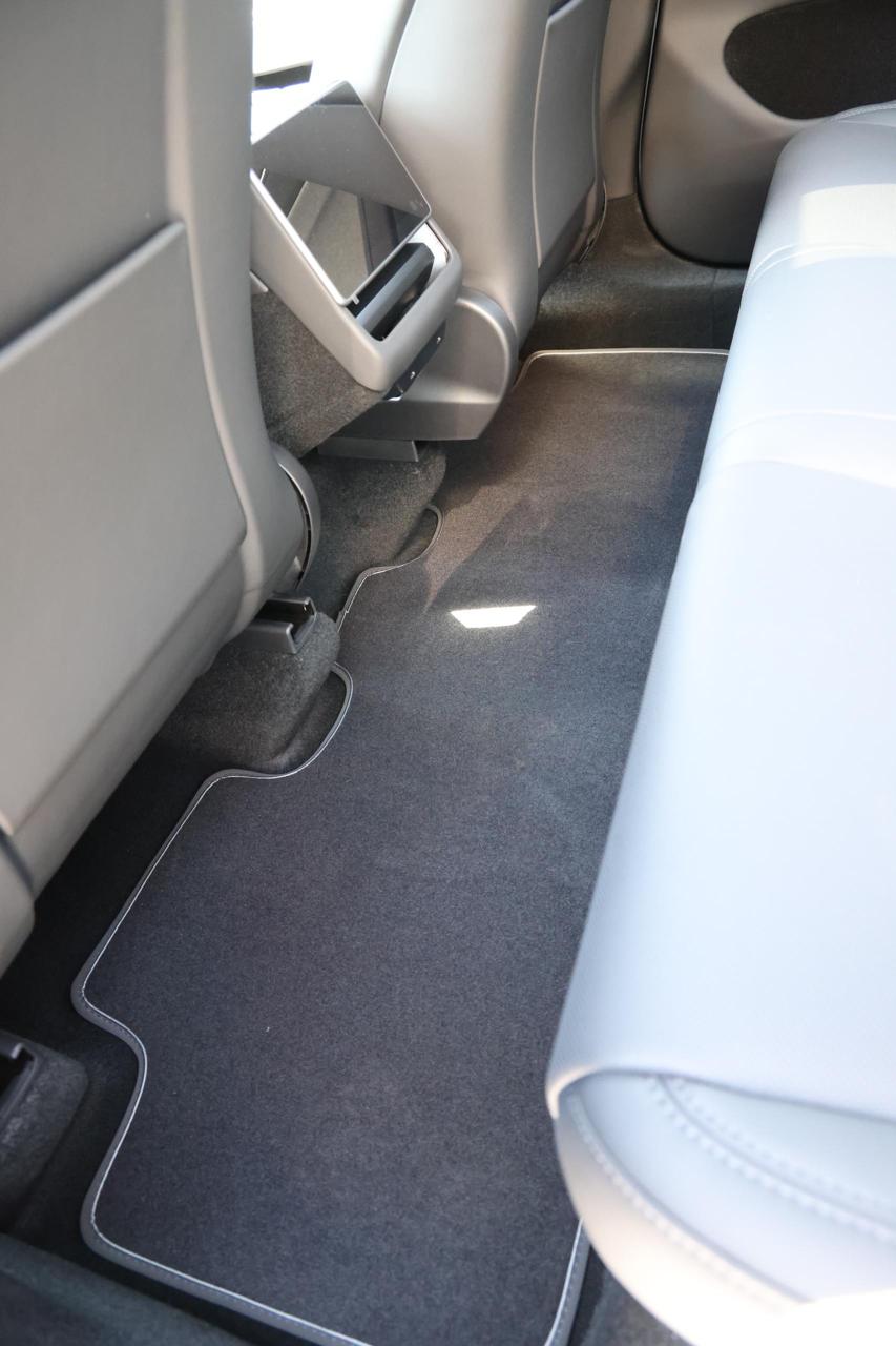 
								Tesla Model Y 2025 Standard Range plus full									