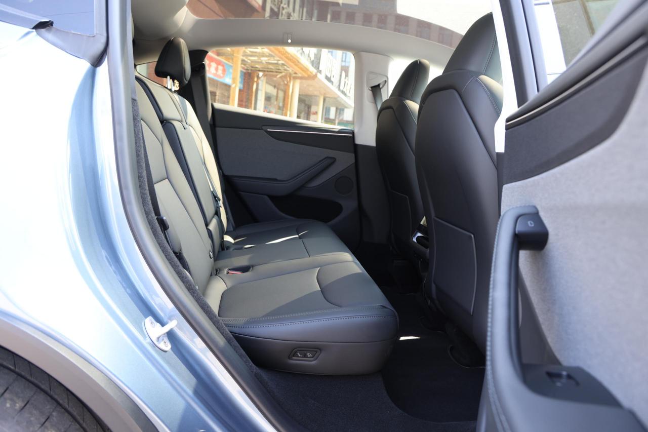 
								Tesla Model Y 2025 Standard Range plus full									
