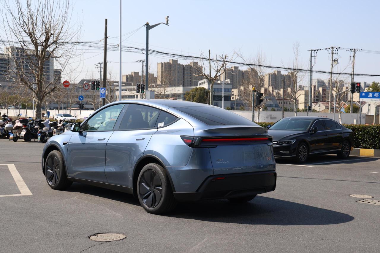
								Tesla Model Y 2025 Standard Range plus full									