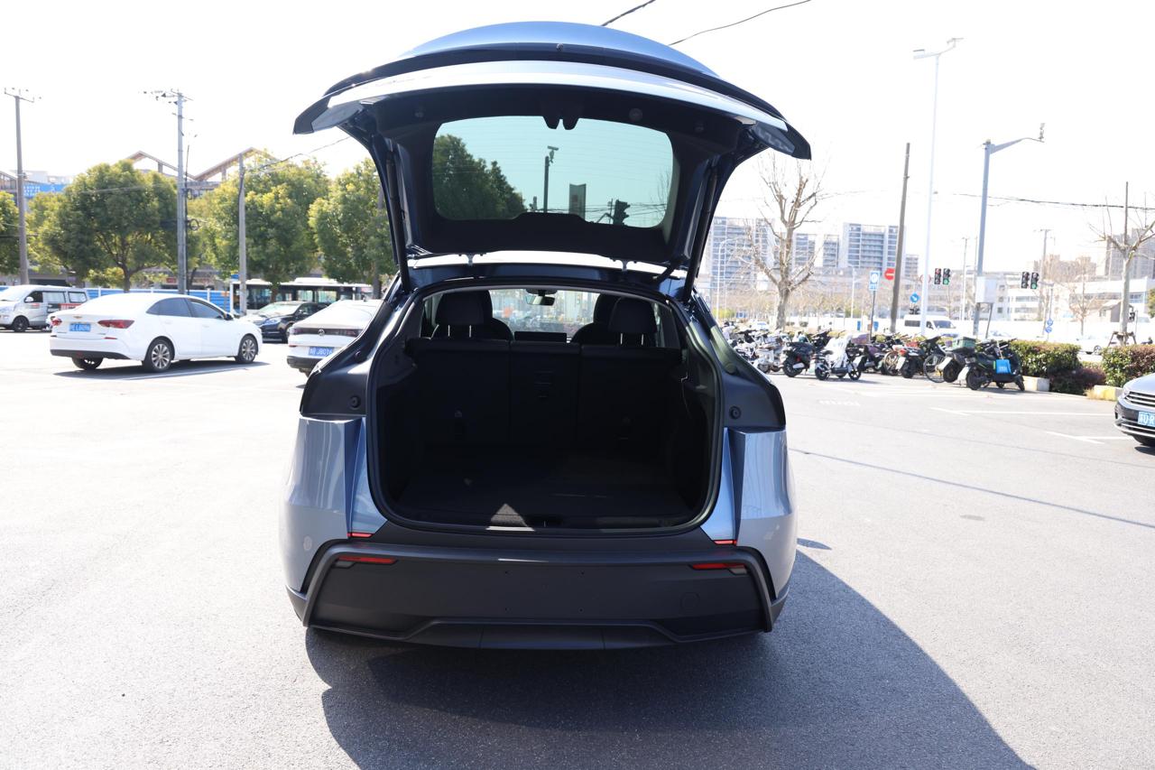 
								Tesla Model Y 2025 Standard Range plus full									