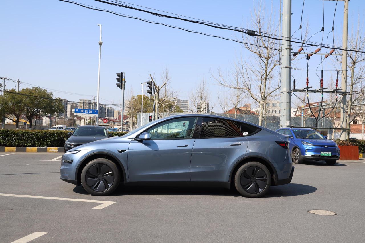 
								Tesla Model Y 2025 Standard Range plus full									