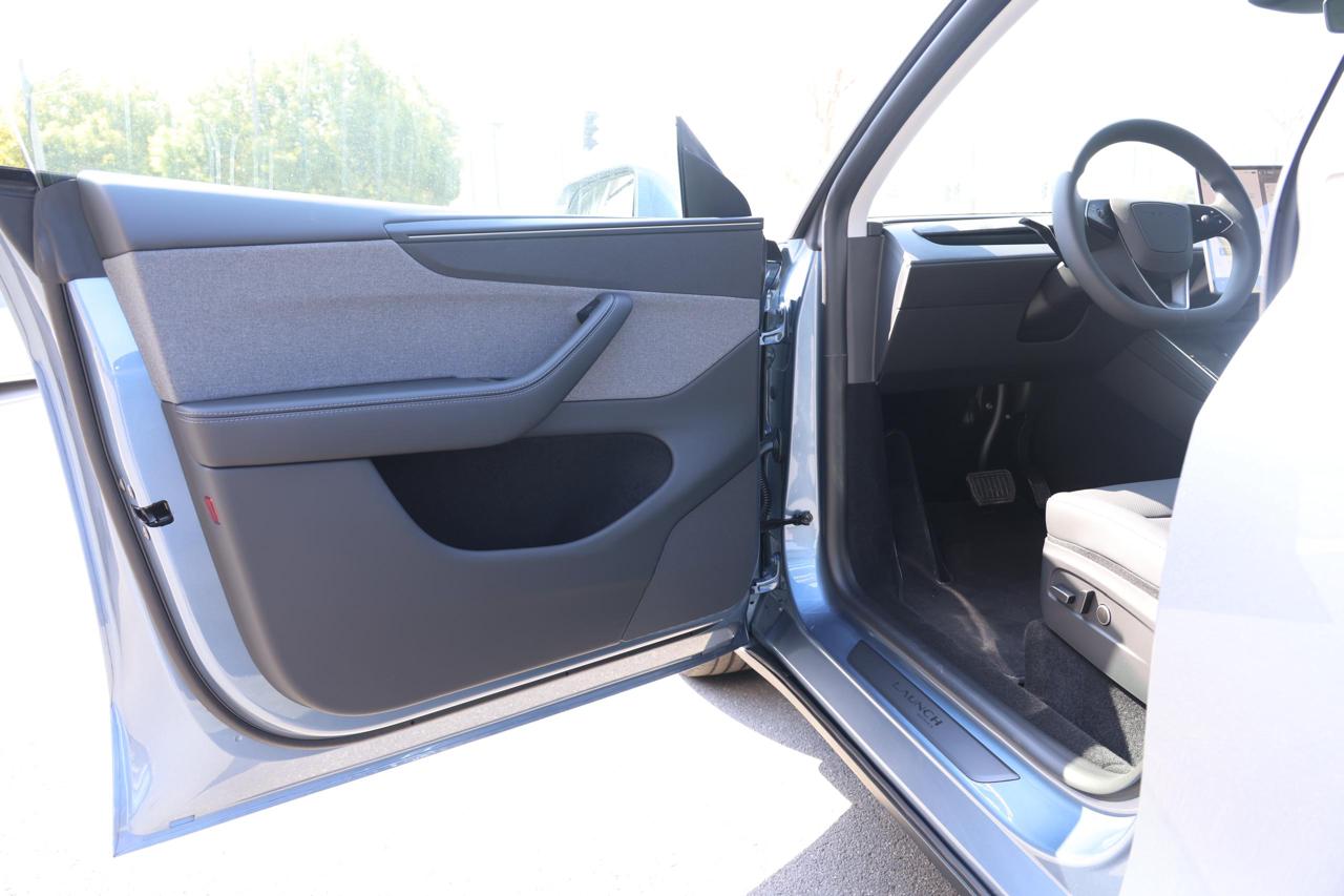 
								Tesla Model Y 2025 Standard Range plus full									