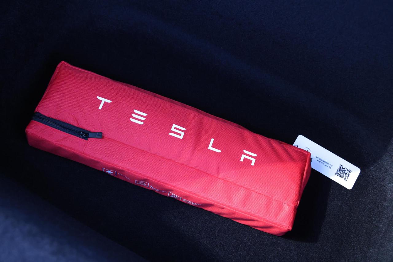 
								Tesla Model Y 2025 Standard Range plus full									