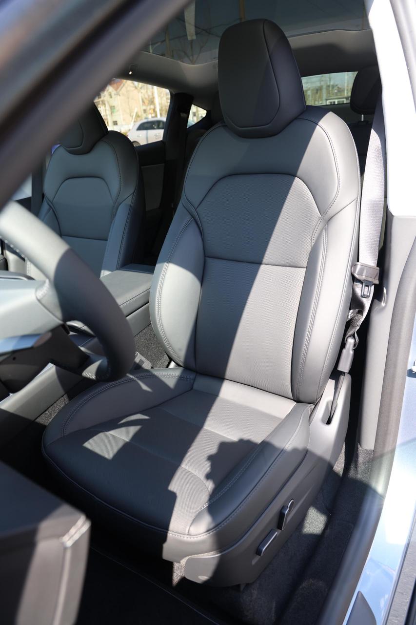 
								Tesla Model Y 2025 Standard Range plus full									