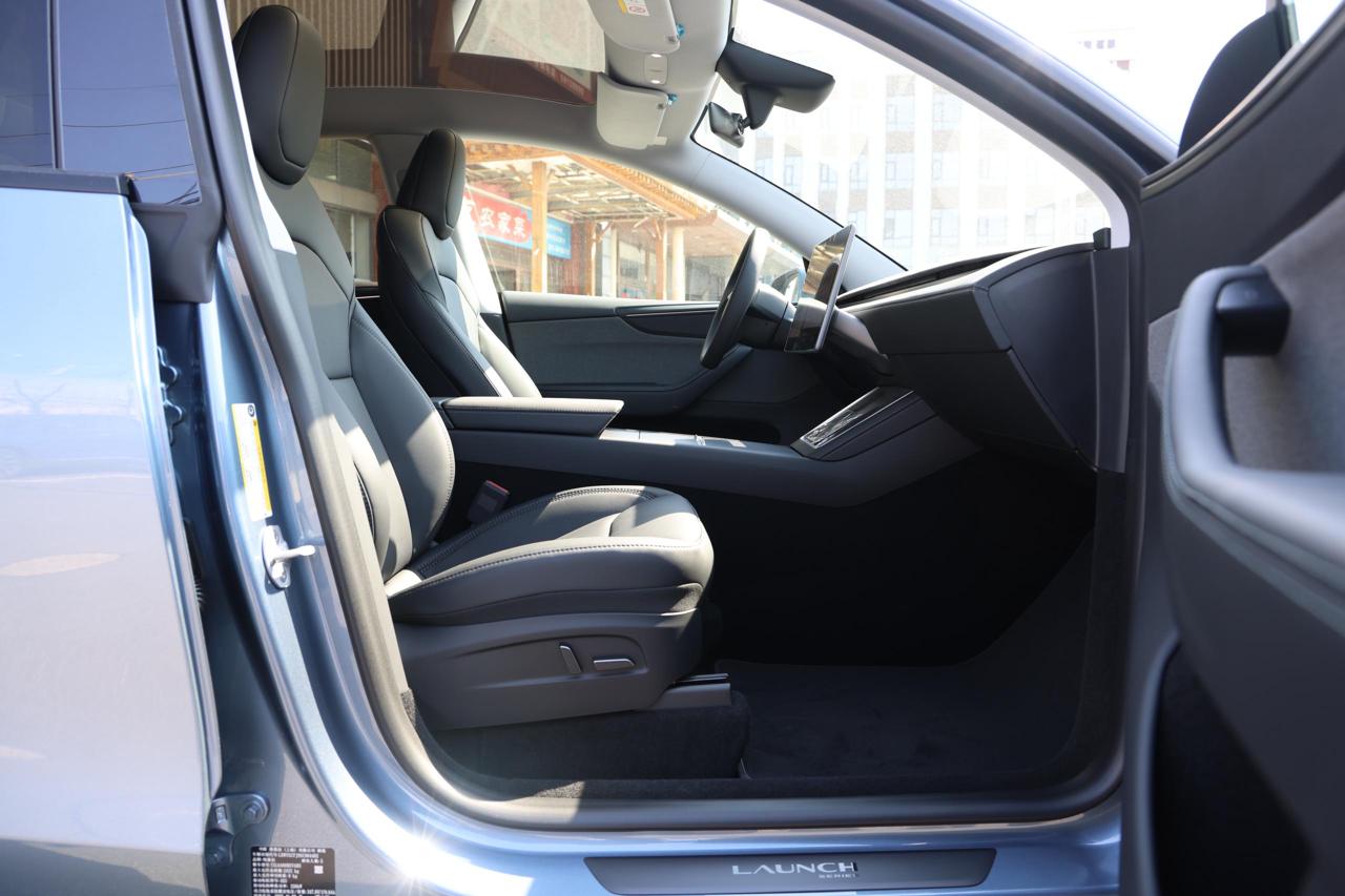 
								Tesla Model Y 2025 Standard Range plus full									