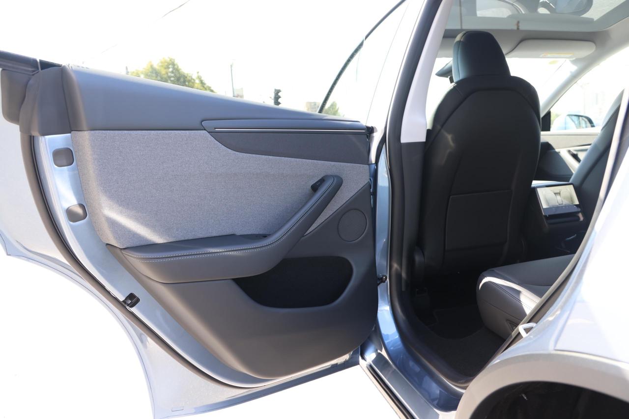 
								Tesla Model Y 2025 Standard Range plus full									