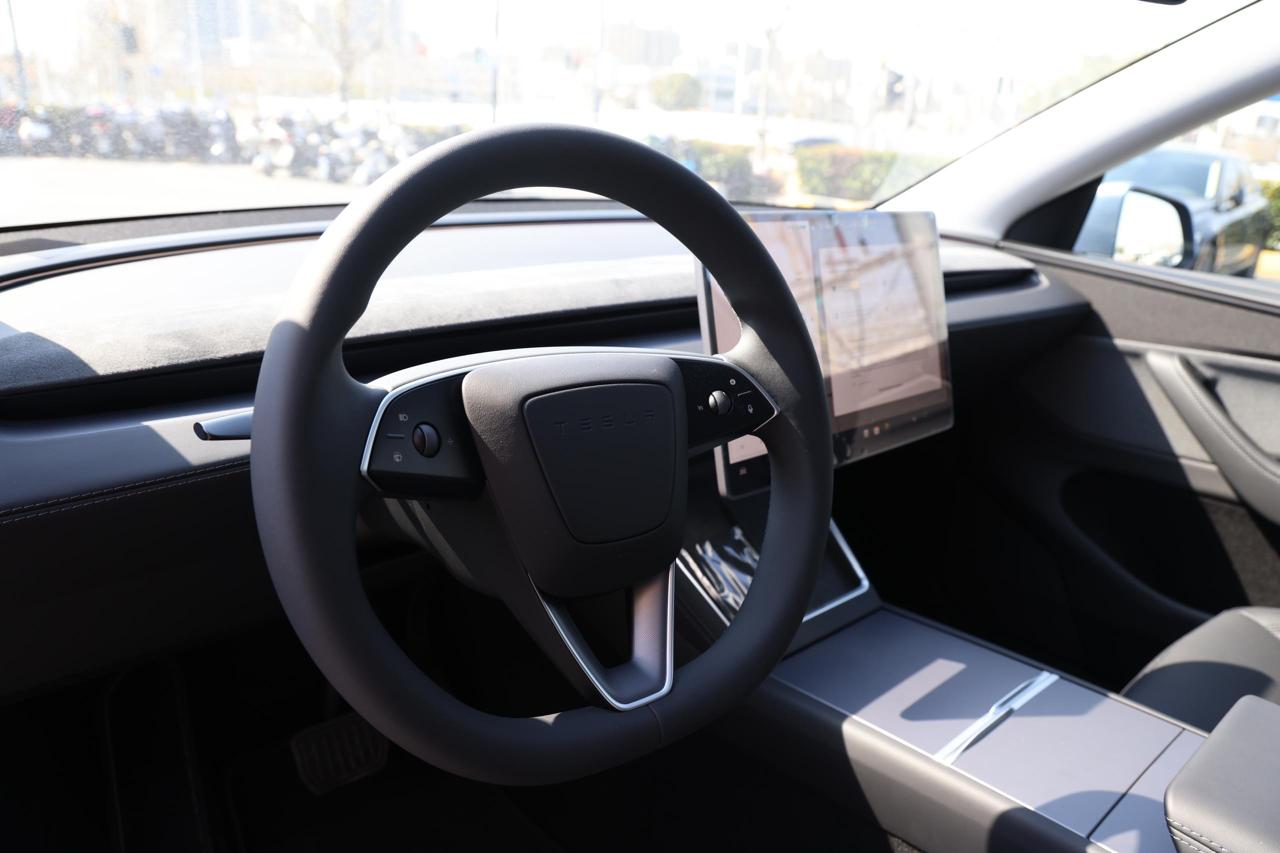 
								Tesla Model Y 2025 Standard Range plus full									