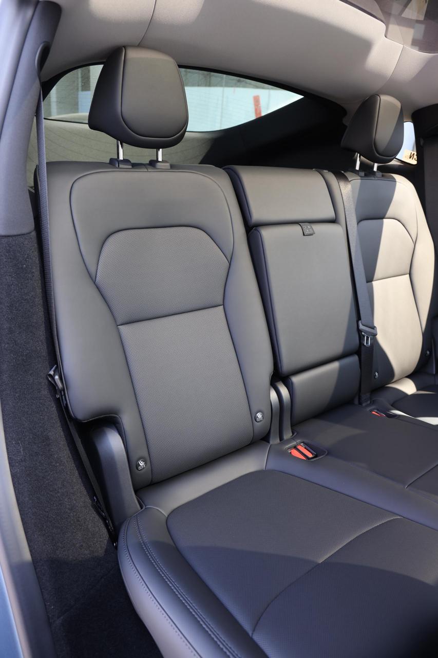 
								Tesla Model Y 2025 Standard Range plus full									