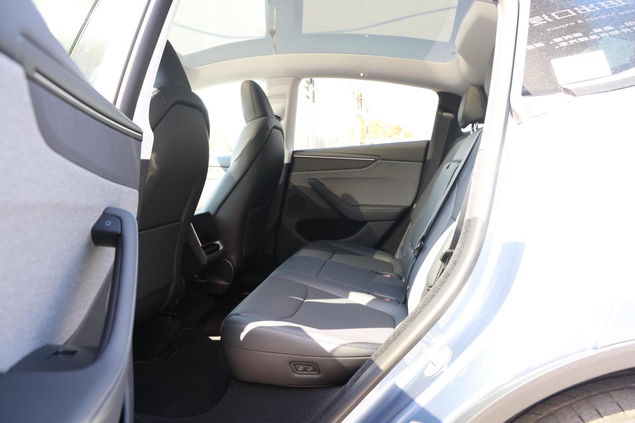 
								Tesla Model Y 2025 Standard Range plus full									