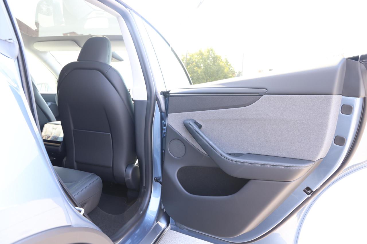 
								Tesla Model Y 2025 Standard Range plus full									
