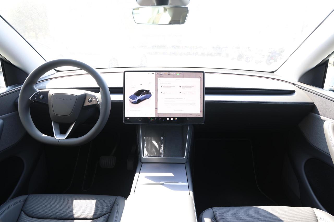 
								Tesla Model Y 2025 Standard Range plus full									