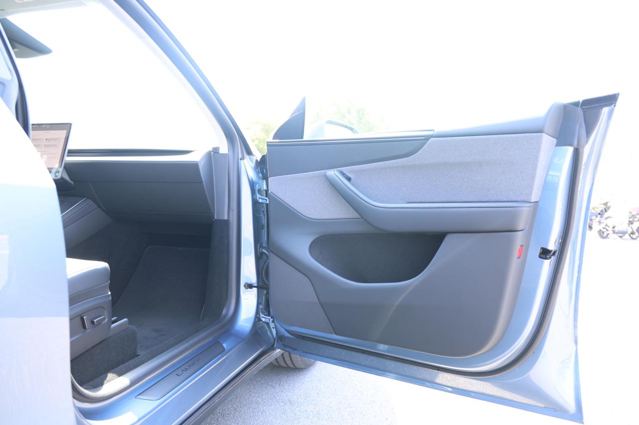 
								Tesla Model Y 2025 Standard Range plus full									