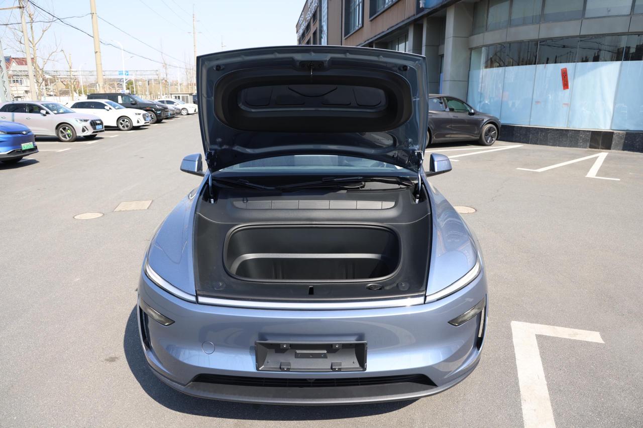 
								Tesla Model Y 2025 Standard Range plus full									