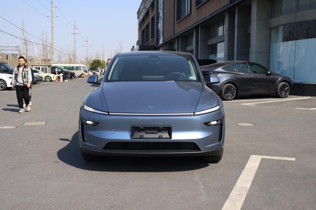 
								Tesla Model Y 2025 Standard Range plus full									