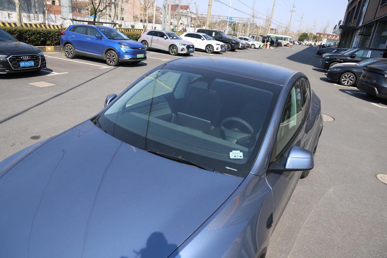 
								Tesla Model Y 2025 Standard Range plus full									