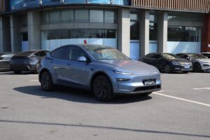 Tesla Model Y 2025 Standard Range plus