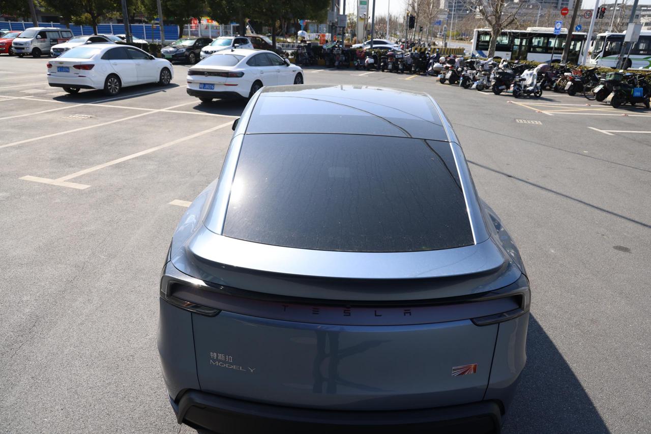 
								Tesla Model Y 2025 Standard Range plus full									