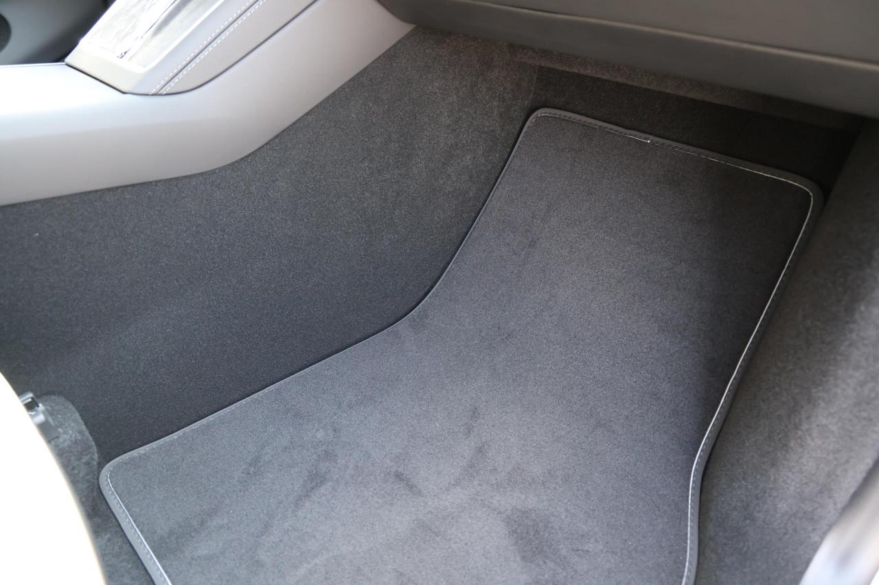 
								Tesla Model Y 2025 Standard Range plus full									