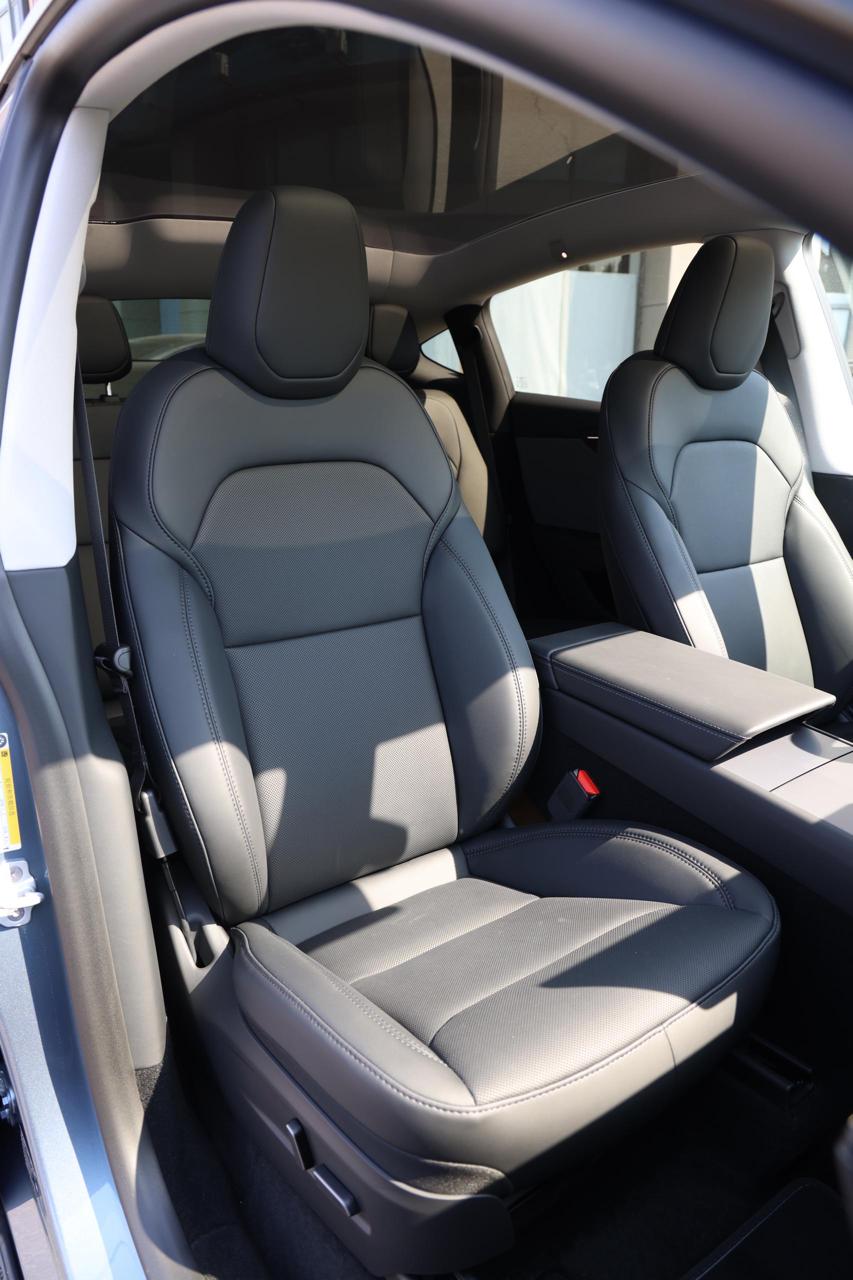
								Tesla Model Y 2025 Standard Range plus full									